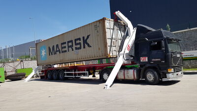 GT CONTAINER SIDELIFTER SEMI TRAILER
The side loader is a kind of construction machine that allows to move the load sideways. It facilitates the transportation of products such as steel beams or long wooden planks. Sidelifter is a semi-trailer used to transport and lift containers over long distances. Side loaders produced by Gt semitrailer consist of quality materials. With its large volume and durability, you can go up in your business with professional transportation with GT's sidelifter side loader semi-trailers.

